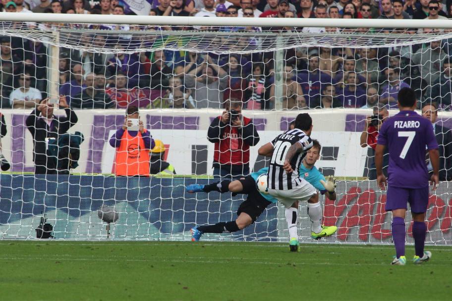 Tevez segna contro la Fiorentina (Ansa)